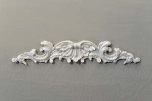 P16 - French Style Leaf Pediment