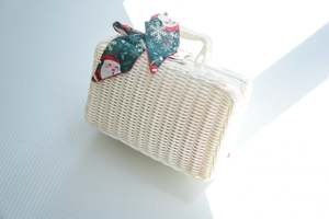 Frontpage: Elegant White Wicker Gift Basket