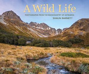 Nz Outdoors Scenic: A Wild Life: Photographs from the Backcountry of Aotearoa - Shaun Barnett