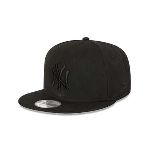 Mens Headwear: New Era New York Yankees Black on Black 9FIFTY Snapback