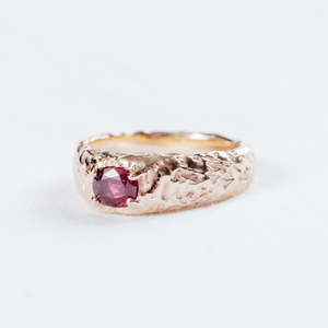Loose Gemstones: Textured Signet