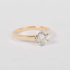 Platinum: 0.9ct Solitaire
