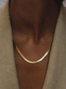 Fashion: Gold Single Layer Gold Fashion Necklace