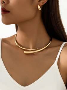 Fashion: Gold Single Layer Simple And Stylish Alloy Stud Collar
