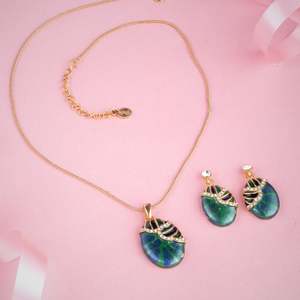 Necklace Set: Tender Green Elliptical Pendant Set