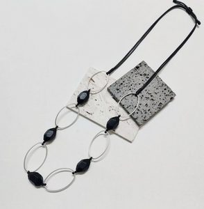 Products: Freya Link & Bead Necklace – Black - Estilo Boutique