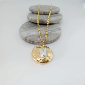 Products: Bold & Beautiful Necklace – Gold/Pearl - Estilo Boutique