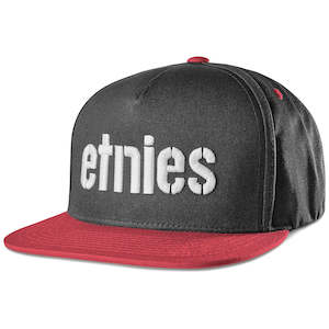 50 100: ETNIES CORP SNAPBACK [BLACK/RED] OS