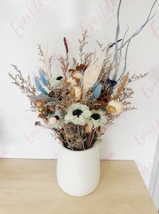 Dried Flowers And Wreaths: Dried arrangement in vase