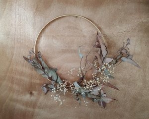 Products: Gum and gypsophila dried floral wreath - evergreen floral