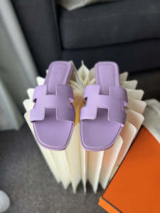 Hermes: Hermes Oran Sandals Violet Amethyst - size 39
