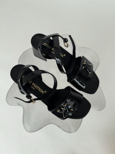 Louis Vuitton: Louis Vuitton Shake Sandals - Full Set