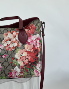 Gucci Linea A Foldover GG Supreme monogram Blooms