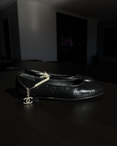 1000 1999: Chanel Waxed Ballet Flats with Pearl Ankle Strap – SS22