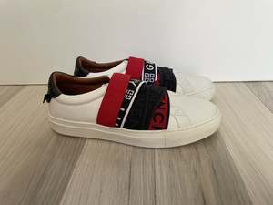 100 300: Givenchy leather sneakers