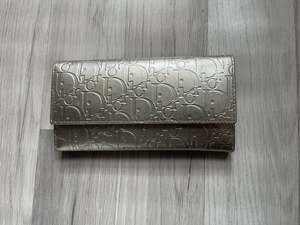 100 300: Dior gold wallet