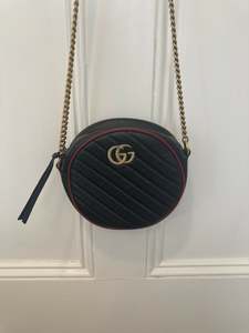 Gucci GG MARMONT MINI ROUND SHOULDER BAG