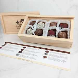 Chocolate: Aroha - 8 Mixed Chocolate Truffle Gift Box