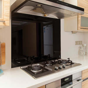 Kitchen Splashbacks: Toughened 90 x 70cm Black Glass Kitchen Splashback – Modern Heat-Resistant Design for Homes
