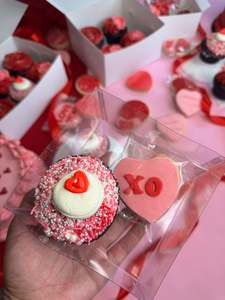 Valentines: Sweet V-day treat box