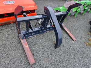 Used Farm Implements: Used Log Grab (Pearson)