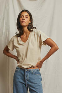 PERFECT WHITE TEE - HENDRIX BASIC V NECK PUTTY