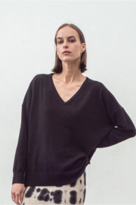 ALEGER - 103 CLASSIC V NECK IN BLACK