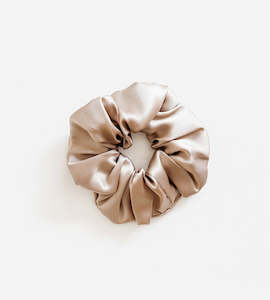 La Dailie | The Classic Silk Scrunchie | Taupe