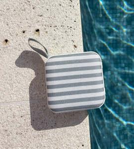 SunnyLife I Portable Travel Speaker The Vacay I Olive Stripe