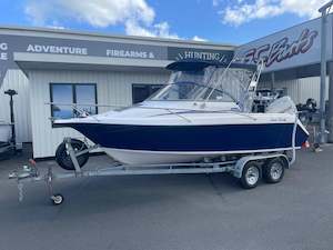 Recreational Boat: 2005 Challenger 595