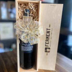 gift box: Gift box Single (fits one bottle, wine NOT included)
