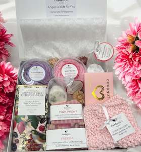 Valentines Day: Pamper Her Gift Box