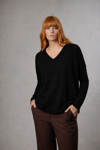 Seasonless Staples: Bridge & Lord - Queen Vee Curved Hem Pullover BL6655