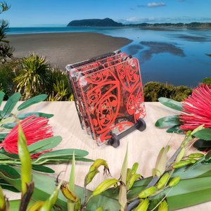 Coloured Print: NZ Made Glass Coasters Kowhaiwhai - Red/Blk - 4Pk w/stand