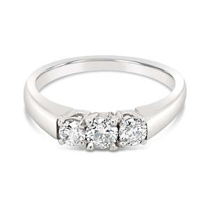 Mantovani: 18ct White Gold Diamond Three Stone Carlotta Ring