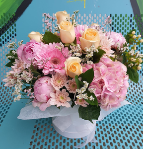 EA13 PEACH AND PINK FLOWER BOX - Flavells Floral Boutique