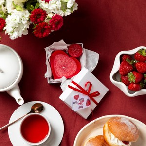 HEART CANDLE GIFT SET - Flavells Floral Boutique