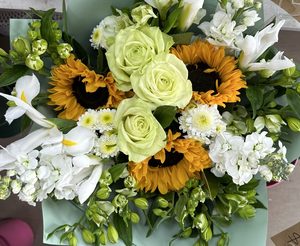 EB39 YELLOW AND WHITE FLOWER BOUQUET - Flavells Floral Boutique