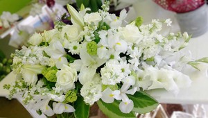 ES02 WHITE FLOWER CASKET - Flavells Floral Boutique