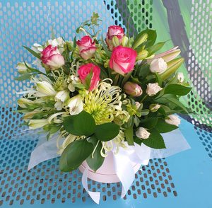 Products: EA05 PINK AND WHITE FLOWERS IN POT - Flavells Floral Boutique