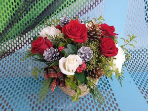 EX02 CHRISTMAS FLOWERS IN BASKET - Flavells Floral Boutique