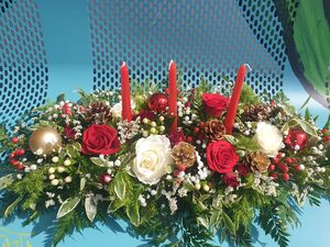 Products: EX03 CHRISTMAS TABLE ARRANGEMENT - Flavells Floral Boutique