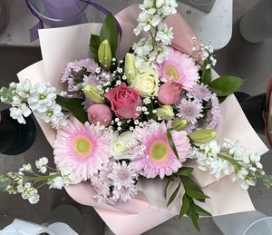 Products: EB62 ROMANTIC BOUQUET - Flavells Floral Boutique