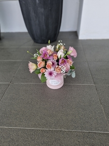 floral choice pastel flowers in hatbox - Botany Downs Florist & East Aucklan&hellip;