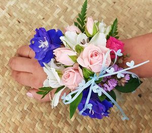 Packaging: Mix Wrist Corsage