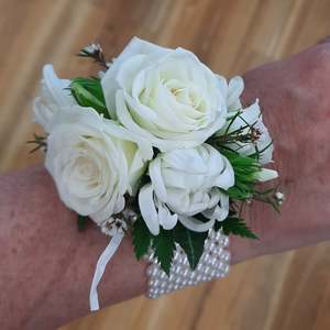 Corsage Buttonhole: Wrist Corsage