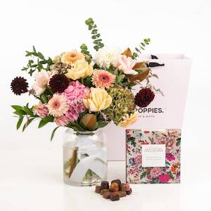 Gifts: Pretty Flowers & Chocolate Set