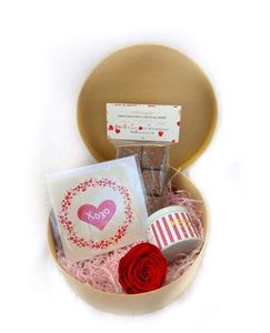 Products: A Little Love Gift Box, Gift Pack Flowers By Joanne