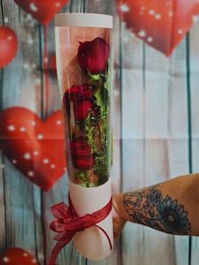 Roses 1: Three roses in cylinder