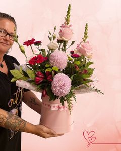 All: True Love Blooms – Valentine’s Day Pink Hat Box